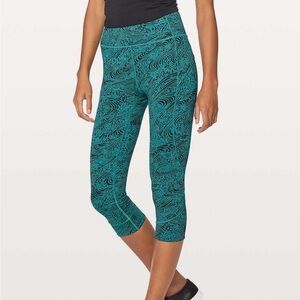 Lululemon In Movement Crop *Everlux 19"